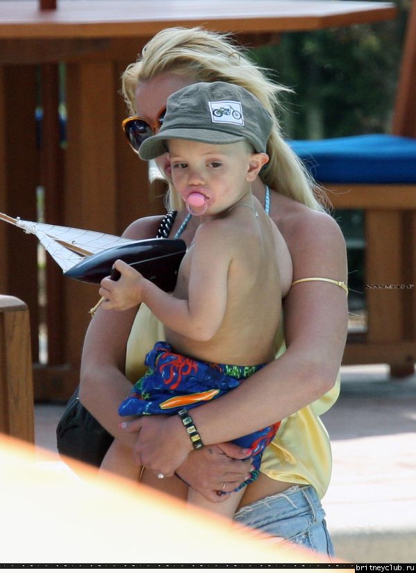 Бритни отдыхает у бассеина в отеле Ritz Carlton028.jpg(Бритни Спирс, Britney Spears)