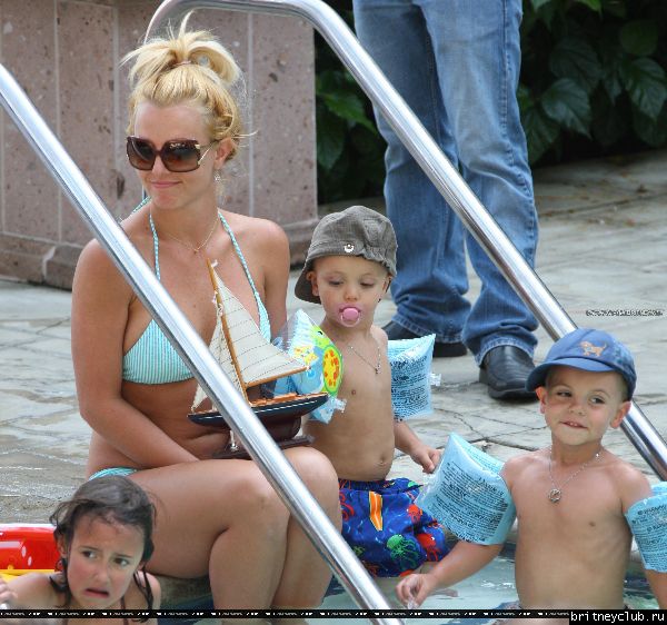 Бритни отдыхает у бассеина в отеле Ritz Carlton029.jpg(Бритни Спирс, Britney Spears)