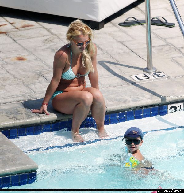 Бритни отдыхает у бассеина в отеле Ritz Carlton030.jpg(Бритни Спирс, Britney Spears)