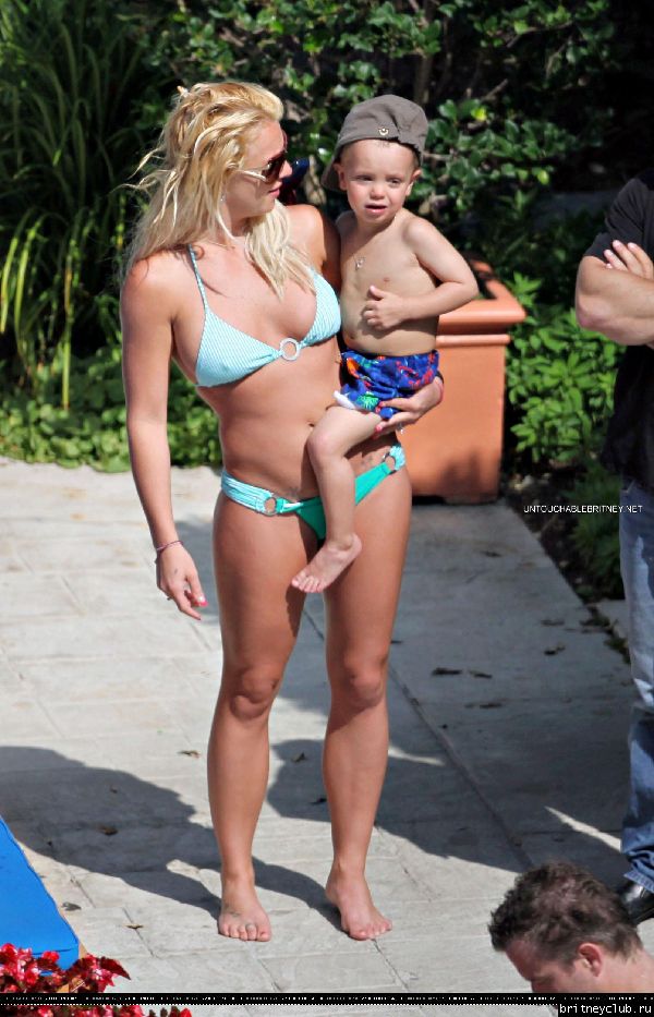 Бритни отдыхает у бассеина в отеле Ritz Carlton032.jpg(Бритни Спирс, Britney Spears)