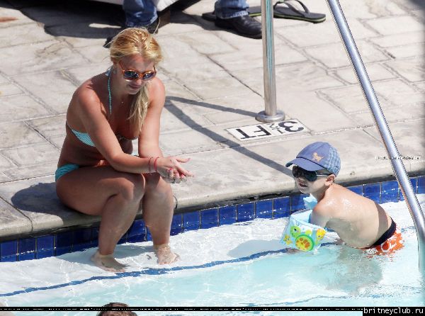 Бритни отдыхает у бассеина в отеле Ritz Carlton033.jpg(Бритни Спирс, Britney Spears)