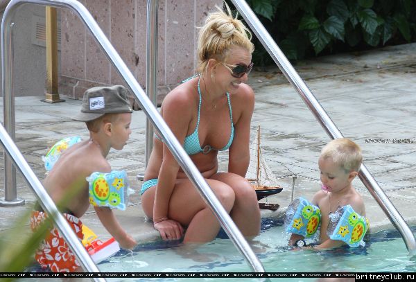 Бритни отдыхает у бассеина в отеле Ritz Carlton037.jpg(Бритни Спирс, Britney Spears)
