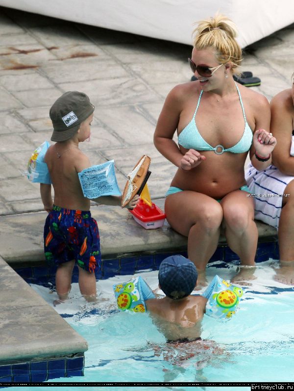 Бритни отдыхает у бассеина в отеле Ritz Carlton039.jpg(Бритни Спирс, Britney Spears)