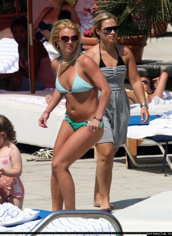 Бритни отдыхает у бассеина в отеле Ritz Carlton040.jpg(Бритни Спирс, Britney Spears)