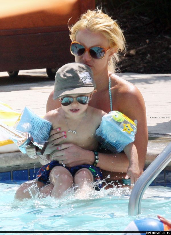 Бритни отдыхает у бассеина в отеле Ritz Carlton042.jpg(Бритни Спирс, Britney Spears)