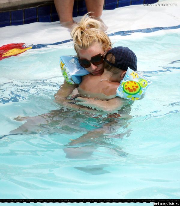 Бритни отдыхает у бассеина в отеле Ritz Carlton044.jpg(Бритни Спирс, Britney Spears)