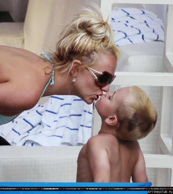 Бритни отдыхает у бассеина в отеле Ritz Carlton047.jpg(Бритни Спирс, Britney Spears)