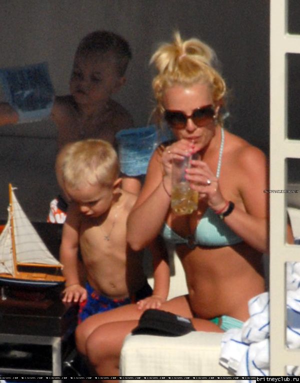Бритни отдыхает у бассеина в отеле Ritz Carlton049.jpg(Бритни Спирс, Britney Spears)