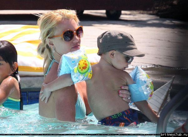 Бритни отдыхает у бассеина в отеле Ritz Carlton050.jpg(Бритни Спирс, Britney Spears)