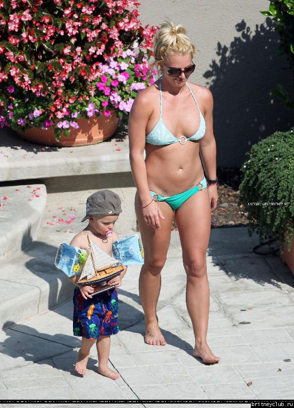 Бритни отдыхает у бассеина в отеле Ritz Carlton051.jpg(Бритни Спирс, Britney Spears)