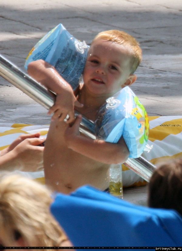 Бритни отдыхает у бассеина в отеле Ritz Carlton053.jpg(Бритни Спирс, Britney Spears)