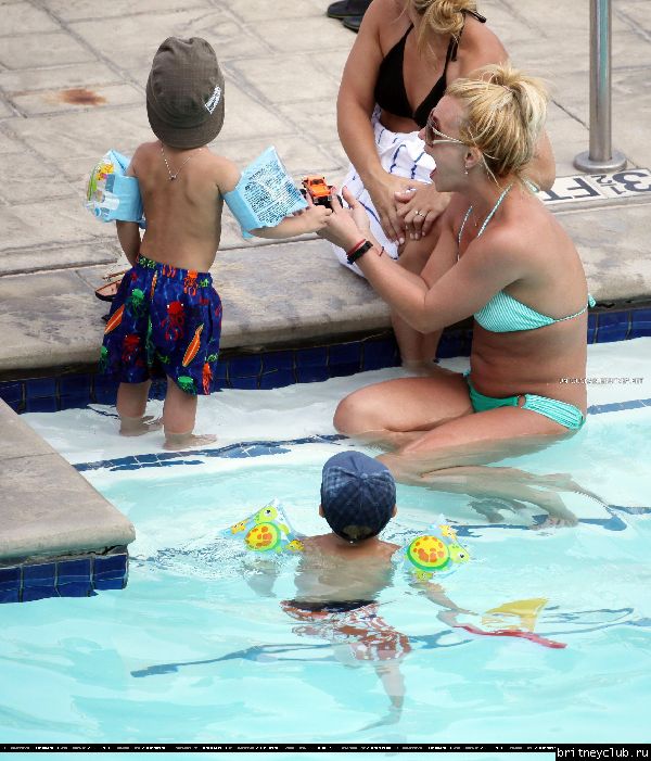 Бритни отдыхает у бассеина в отеле Ritz Carlton054.jpg(Бритни Спирс, Britney Spears)