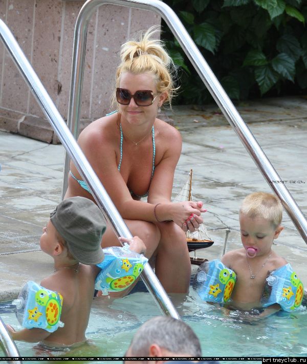 Бритни отдыхает у бассеина в отеле Ritz Carlton059.jpg(Бритни Спирс, Britney Spears)