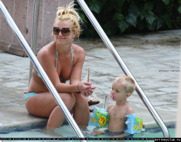 Бритни отдыхает у бассеина в отеле Ritz Carlton061.jpg(Бритни Спирс, Britney Spears)