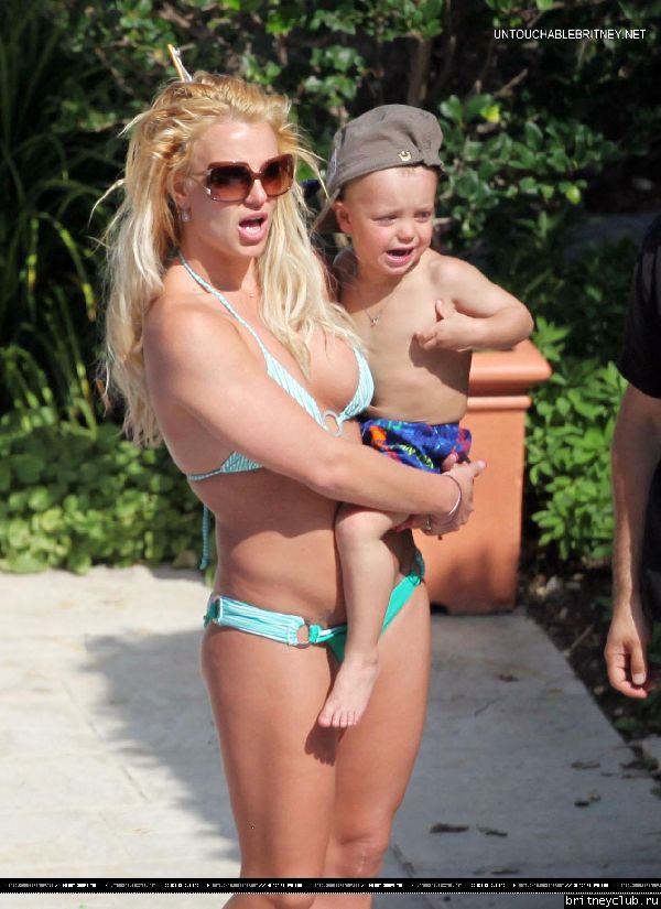 Бритни отдыхает у бассеина в отеле Ritz Carlton063.jpg(Бритни Спирс, Britney Spears)
