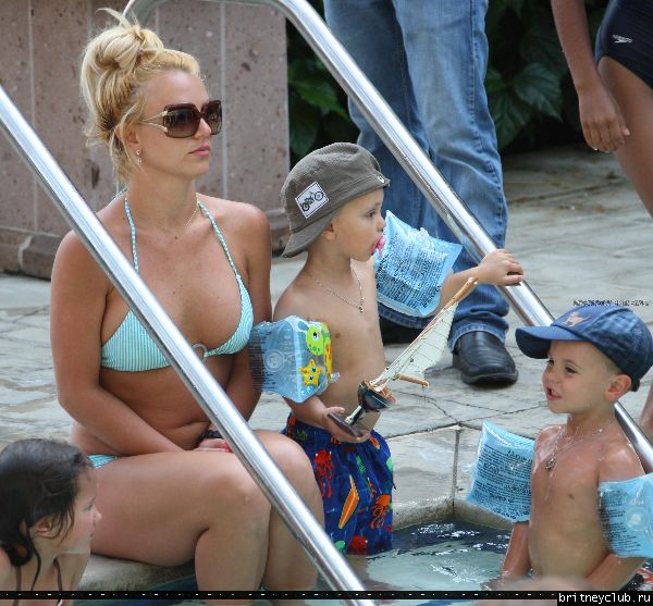 Бритни отдыхает у бассеина в отеле Ritz Carlton065.jpg(Бритни Спирс, Britney Spears)