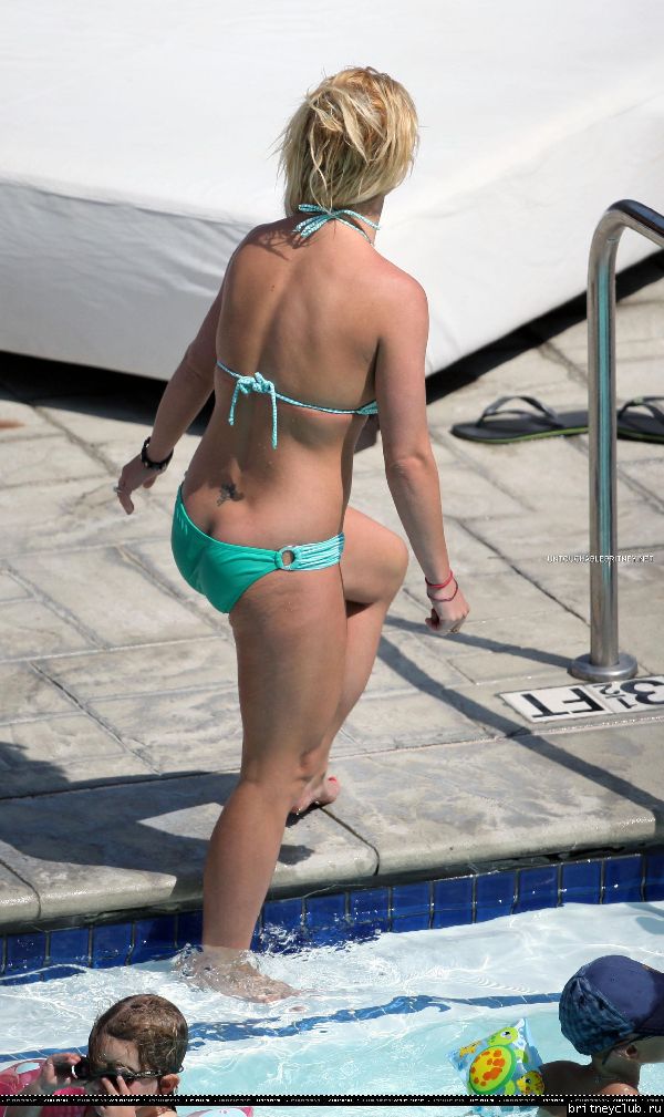 Бритни отдыхает у бассеина в отеле Ritz Carlton068.jpg(Бритни Спирс, Britney Spears)