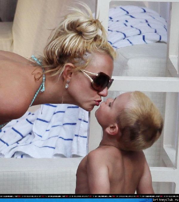 Бритни отдыхает у бассеина в отеле Ritz Carlton076.jpg(Бритни Спирс, Britney Spears)
