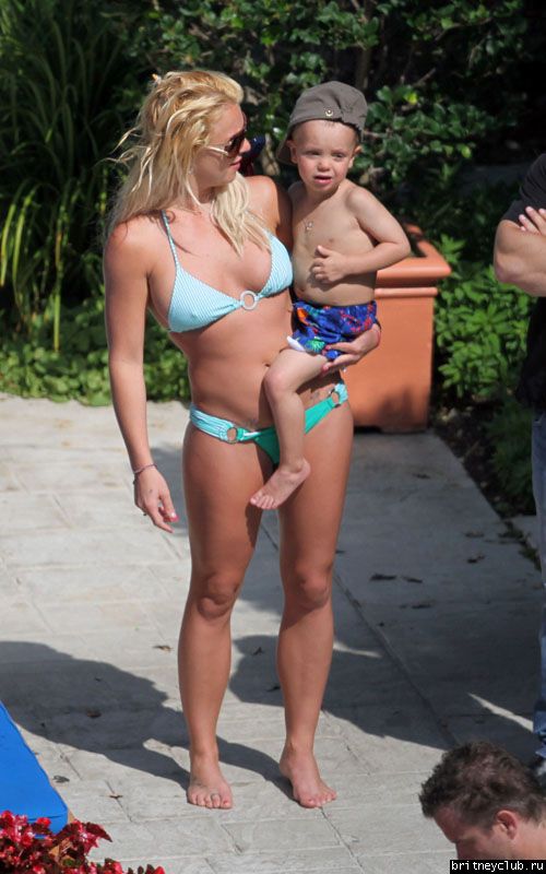 Бритни отдыхает у бассеина в отеле Ritz Carlton130.jpg(Бритни Спирс, Britney Spears)