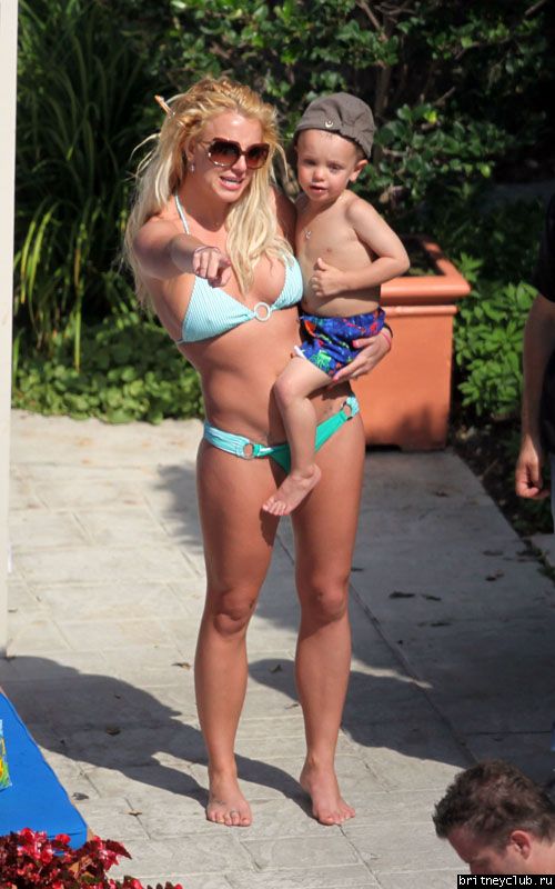 Бритни отдыхает у бассеина в отеле Ritz Carlton131.jpg(Бритни Спирс, Britney Spears)