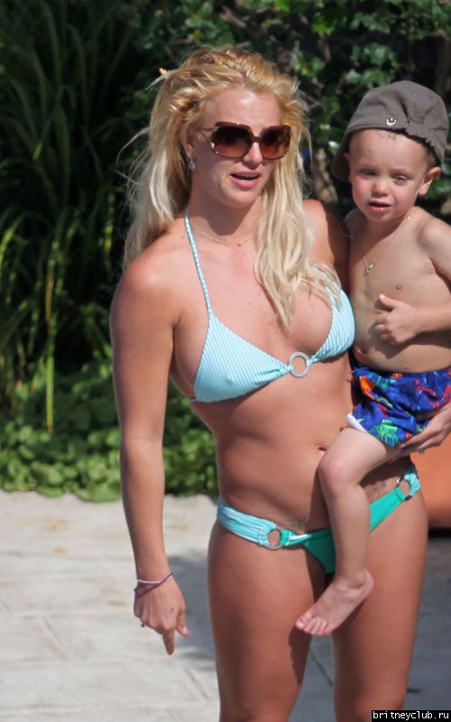Бритни отдыхает у бассеина в отеле Ritz Carlton133.jpg(Бритни Спирс, Britney Spears)
