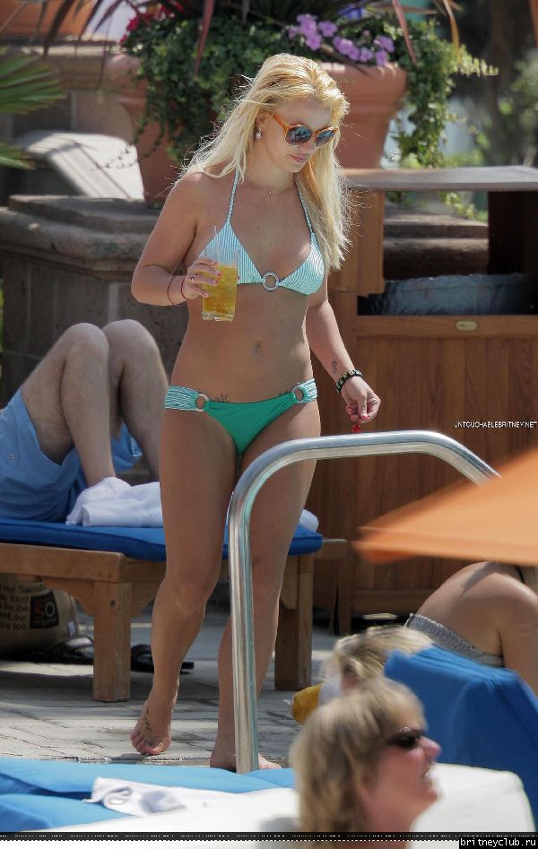 Бритни отдыхает у бассеина в отеле Ritz Carlton154.jpg(Бритни Спирс, Britney Spears)