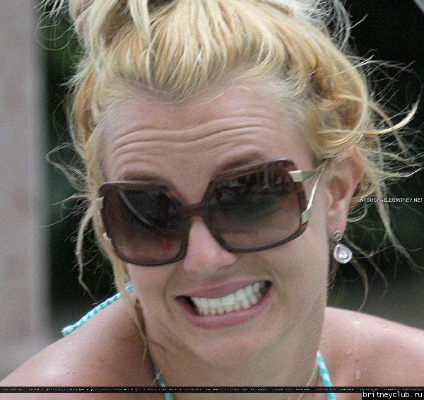 Бритни отдыхает у бассеина в отеле Ritz Carlton156.jpg(Бритни Спирс, Britney Spears)