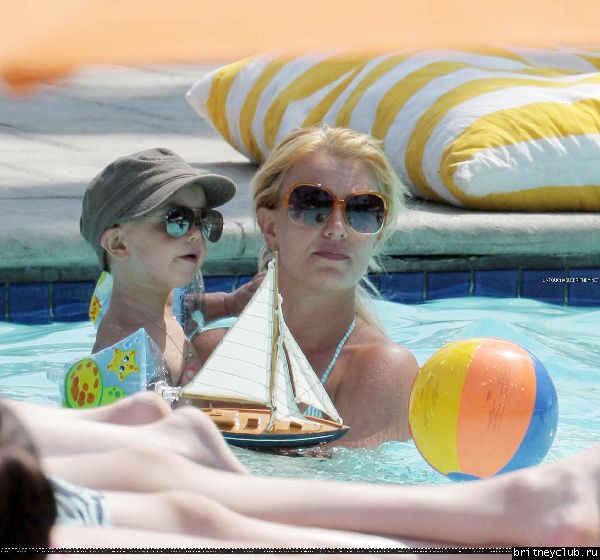 Бритни отдыхает у бассеина в отеле Ritz Carlton170.jpg(Бритни Спирс, Britney Spears)