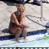 Бритни отдыхает у бассеина в отеле Ritz Carlton