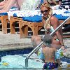 Бритни отдыхает у бассеина в отеле Ritz Carlton