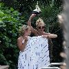 Бритни отдыхает у бассеина в отеле Ritz Carlton