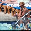 Бритни отдыхает у бассеина в отеле Ritz Carlton