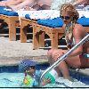 Бритни отдыхает у бассеина в отеле Ritz Carlton