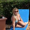 Бритни отдыхает у бассеина в отеле Ritz Carlton