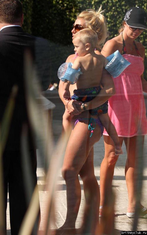 Бритни с детьми отдыхает у бассеина002.jpg(Бритни Спирс, Britney Spears)