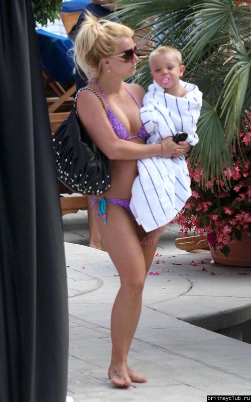 Бритни с детьми отдыхает у бассеина006.jpg(Бритни Спирс, Britney Spears)