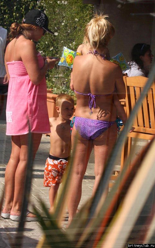 Бритни с детьми отдыхает у бассеина009.jpg(Бритни Спирс, Britney Spears)