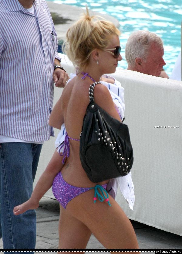 Бритни с детьми отдыхает у бассеина020.jpg(Бритни Спирс, Britney Spears)