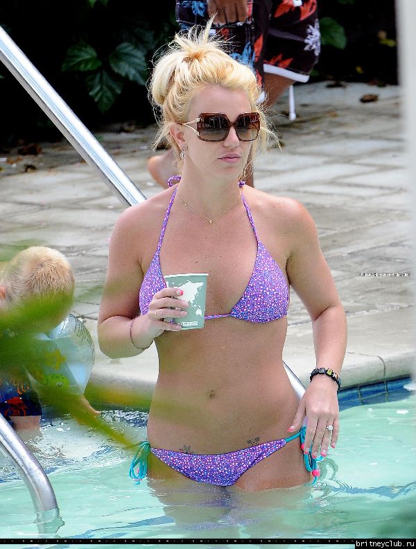 Бритни с детьми отдыхает у бассеина022.jpg(Бритни Спирс, Britney Spears)