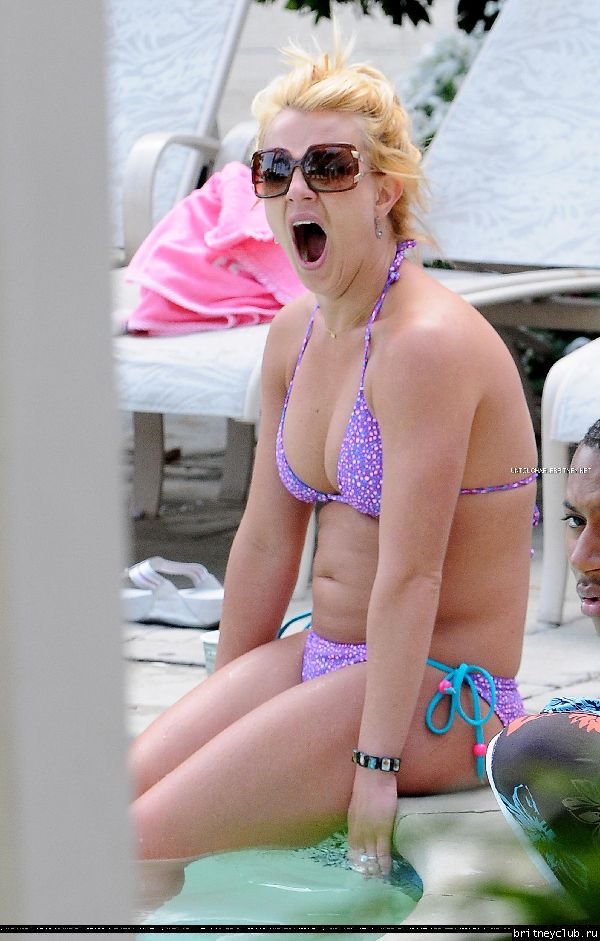 Бритни с детьми отдыхает у бассеина024.jpg(Бритни Спирс, Britney Spears)