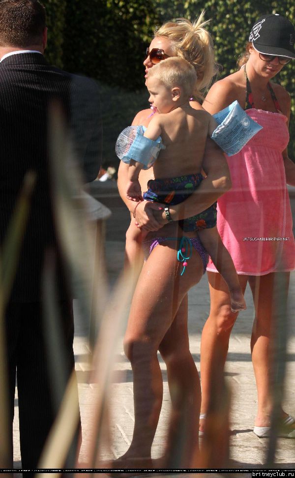 Бритни с детьми отдыхает у бассеина038.jpg(Бритни Спирс, Britney Spears)