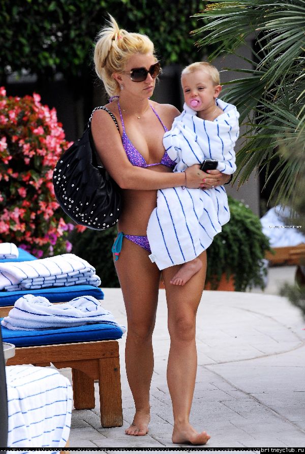Бритни с детьми отдыхает у бассеина040.jpg(Бритни Спирс, Britney Spears)