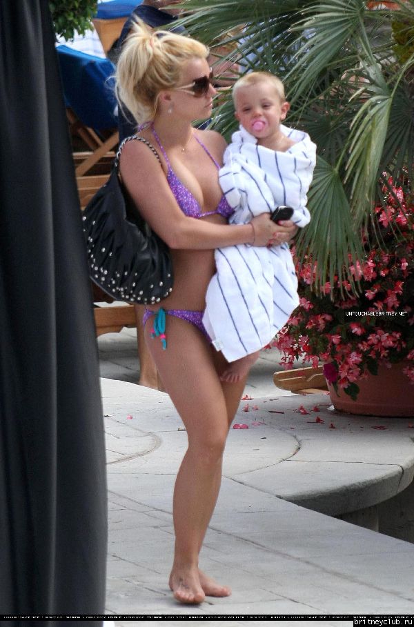 Бритни с детьми отдыхает у бассеина048.jpg(Бритни Спирс, Britney Spears)