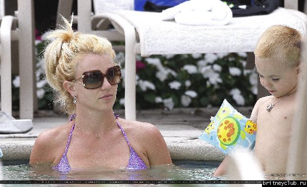 Бритни с детьми отдыхает у бассеина072.jpg(Бритни Спирс, Britney Spears)