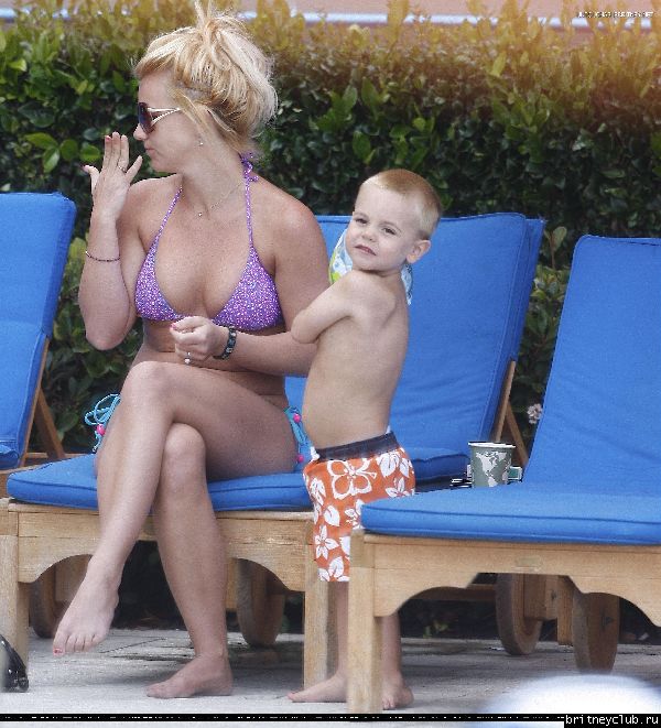 Бритни с детьми отдыхает у бассеина122.jpg(Бритни Спирс, Britney Spears)