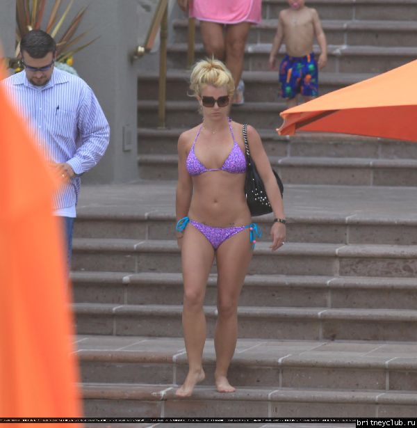 Бритни с детьми отдыхает у бассеина138.jpg(Бритни Спирс, Britney Spears)