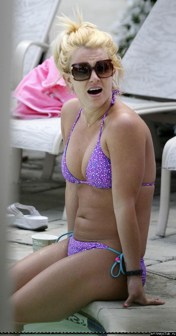 Бритни с детьми отдыхает у бассеина162.jpg(Бритни Спирс, Britney Spears)