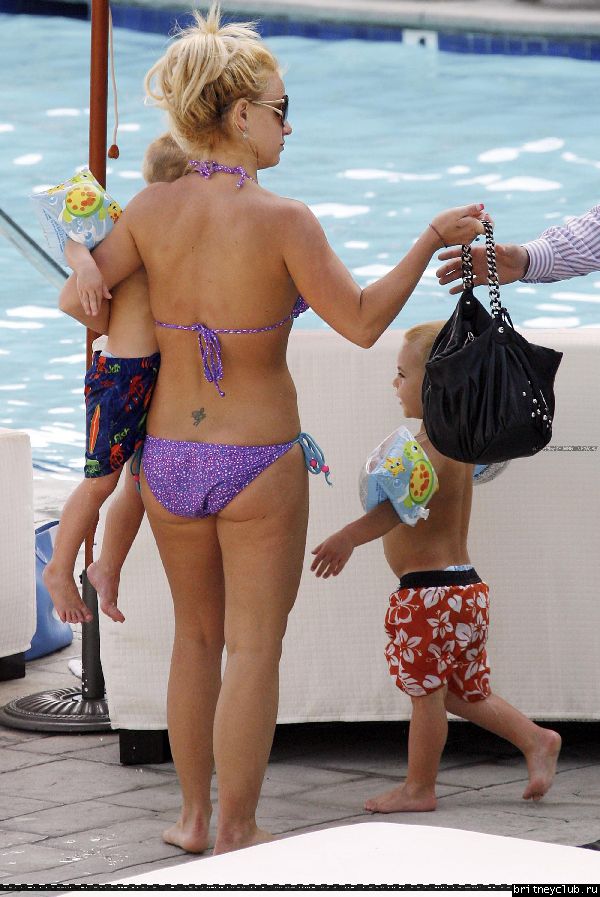 Бритни с детьми отдыхает у бассеина178.jpg(Бритни Спирс, Britney Spears)