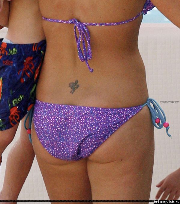 Бритни с детьми отдыхает у бассеина180.jpg(Бритни Спирс, Britney Spears)