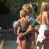 Бритни с детьми отдыхает у бассеина